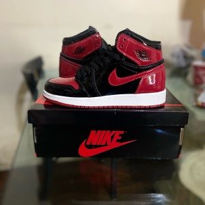 Selling these air Jordan 1 size boy 5.5 only wore 1 time . Did not fit